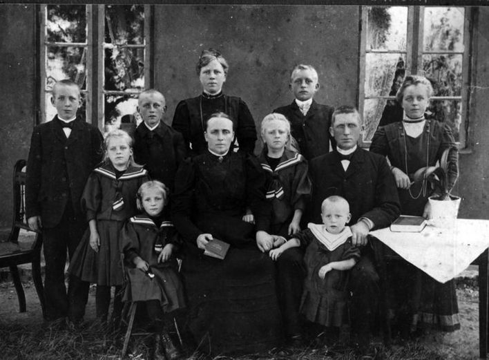 Bagerst fra venstre: Peter, Conrad, Elise, Bonnik og Botilla . - Forrest fra venstre: Martha, Frieda, Kjestine Marie, Doris og Chresten med Marcus. (ca. 1910)