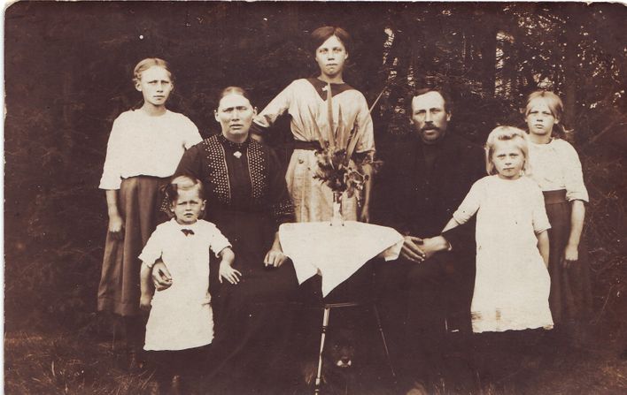 Fra venstre: Johanne, Marie (forrest), Christine, Magda, Christian August (senior), Christine og Auguste.
 Peter og Anna Margrethe er ikke med på billedet og Christian August (junior) er ikke født endnu (ca. 1913)