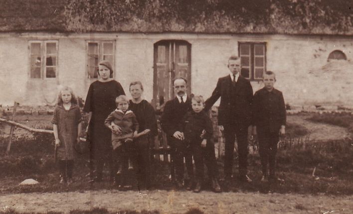 Fra venstre: Kæthe, Johanne, Catharina siddende med Emil, Johannes siddende med Max, Arthur og Peter. Billedet er taget ved Arthurs konfimation i 1926.