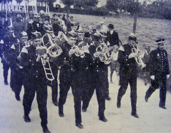 Marchen igennem byen med Jejsing brandværnsorkester i spidsen.
Billedet er fra et avisudklip.
